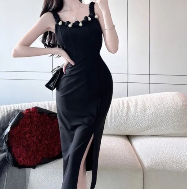 Sheath dress dengan aksen tali bahu